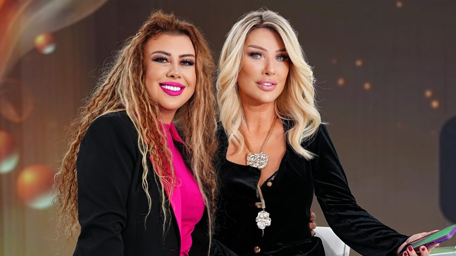 Herşey Bu Masada’da Duygu Dolu Anlar: Selhan Özdemir, Gözüm Üstünde Şiirini Okudu ve Kendi Şarkısını Seslendirdi